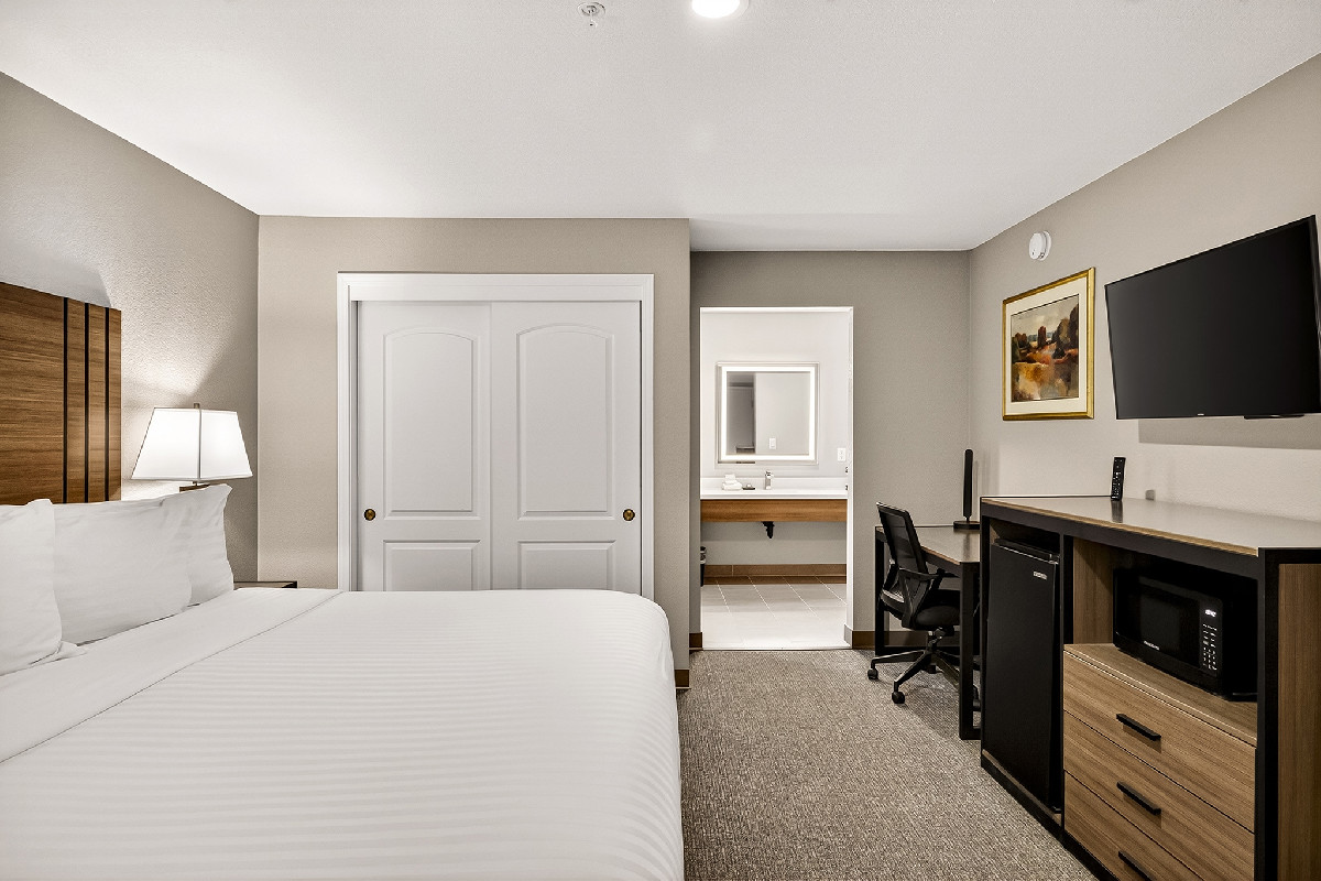 Single Queen Bedroom Accessible