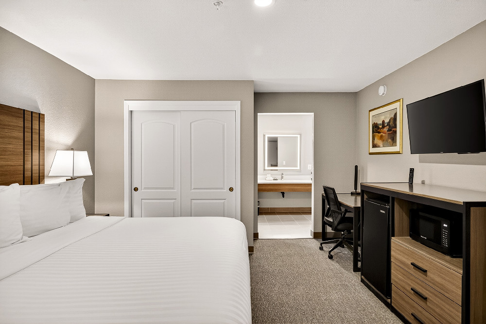 Single Queen Bedroom Accessible