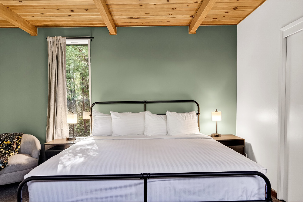 Small Studio Queen Non Smoking