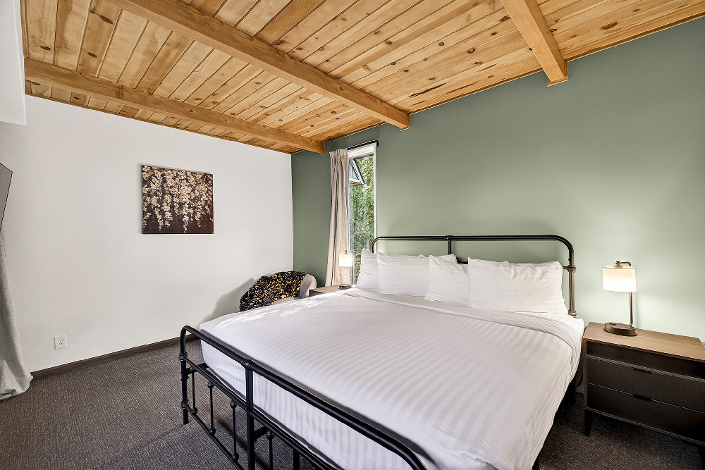 Small Studio Queen Non Smoking